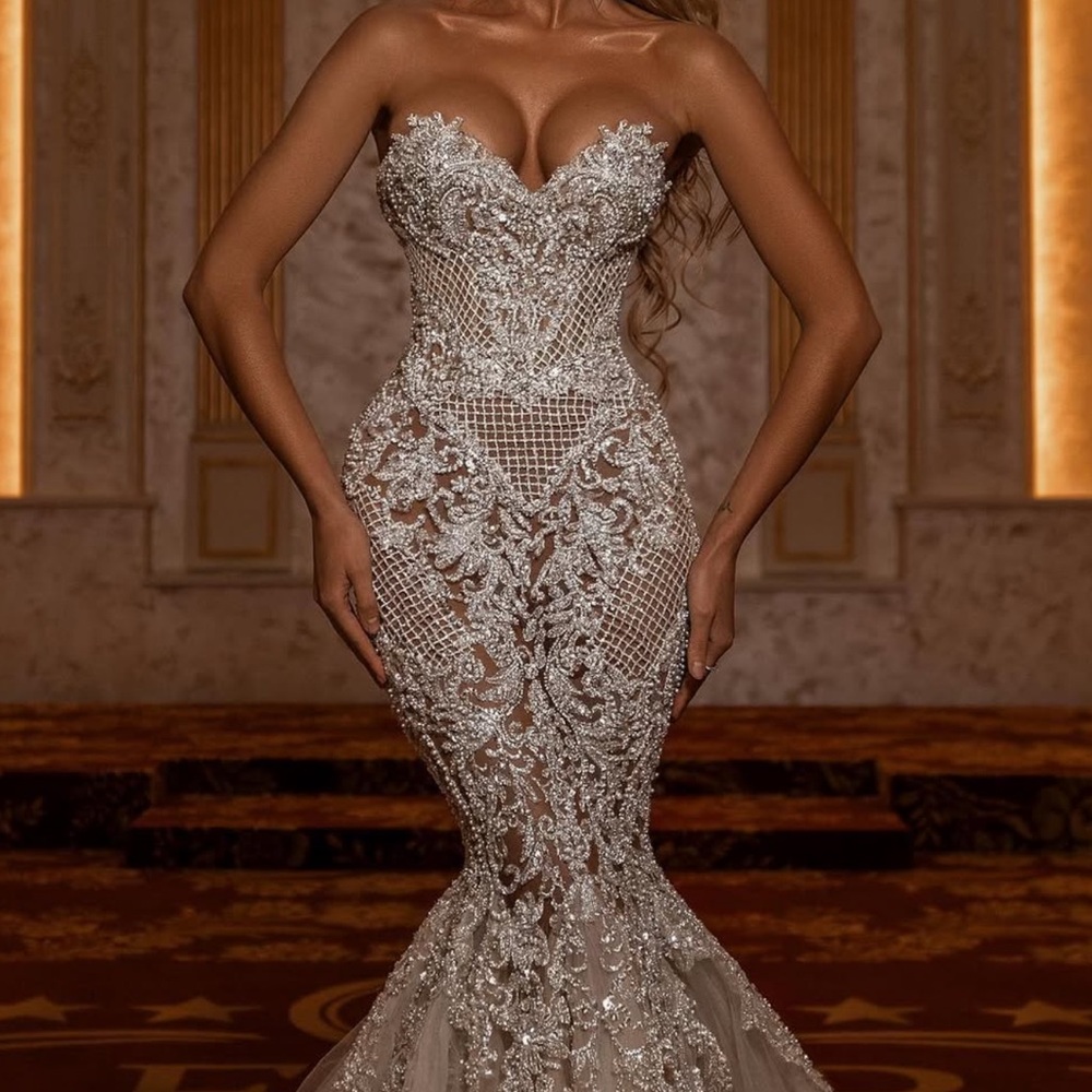 Elegant White Lace Wedding Dress - Picture 4 of 12
